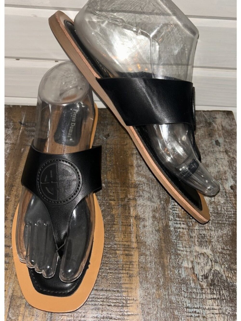 NWOB Pierre Dumas Sz 8 Black Saber-1 Vegan Leather Flat Thong Flip Flop Sandals